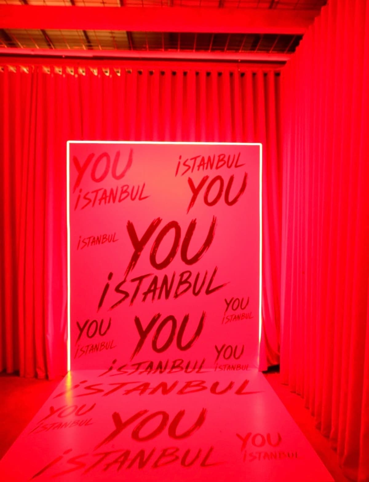 You Istanbul — kalabalık ve ışıklar